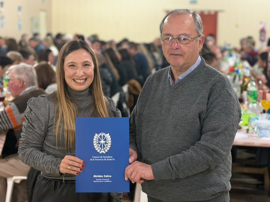 B&aacute;rbara Chivallero efectiviz&oacute; la entrega de un aporte a Adri&aacute;n Oggero.