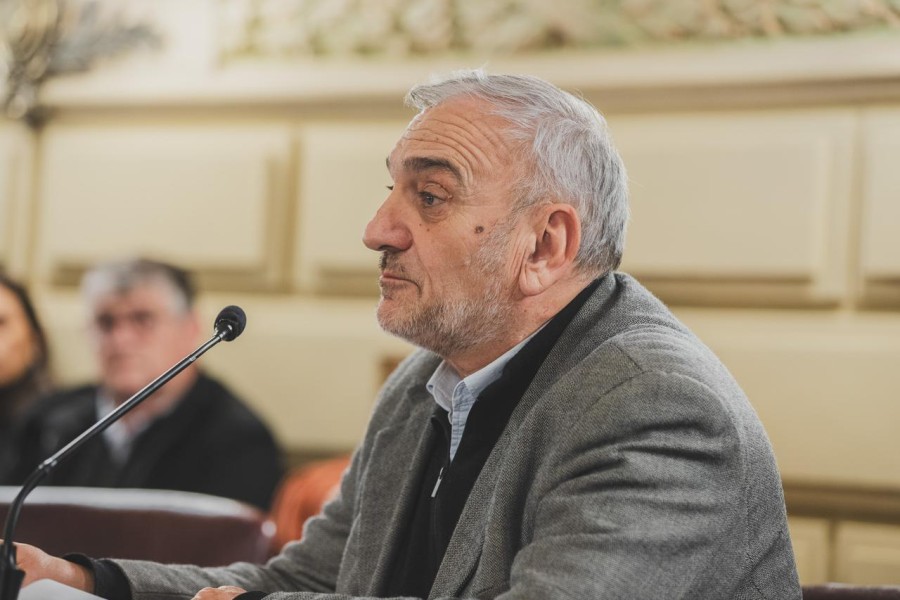 El representante departamental en su banca.