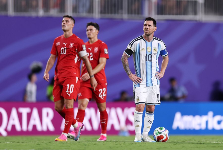 OTRO PASO MAS. El astro argentino sigue hacia el sue&ntilde;o del bicampeonato con sus compa&ntilde;eros.