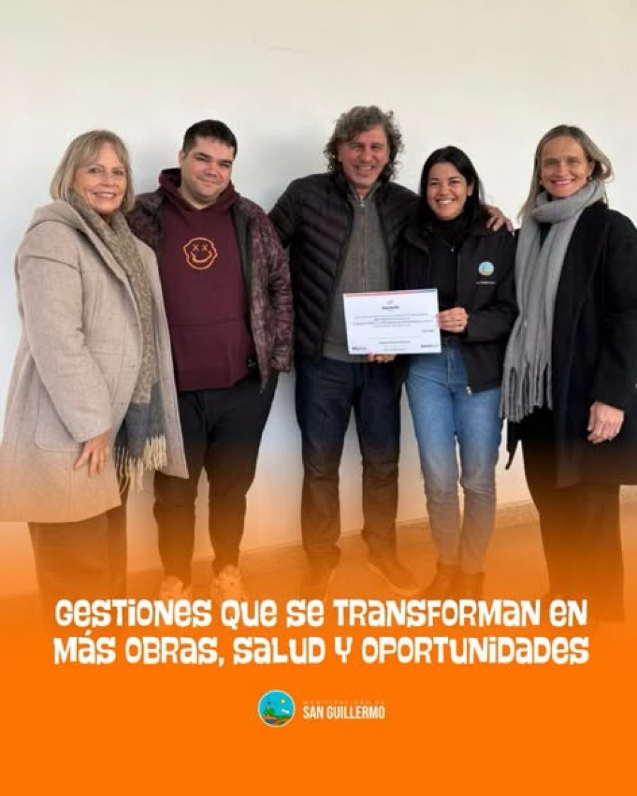 Representantes de esta ciudad al  recibir el aporte.
