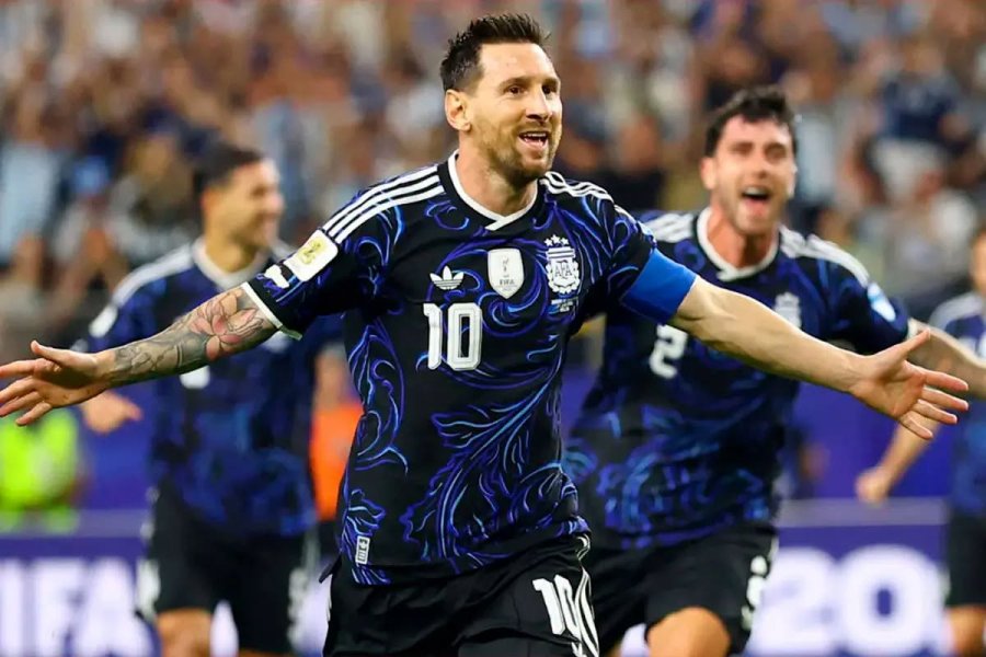 SE PONDRA LA ALTERNATIVA. Messi con la camiseta azul.