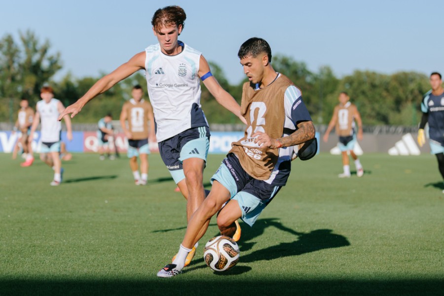 Nico Paz y Palacios durante el entrenamiento de este domingo en Kansas.
