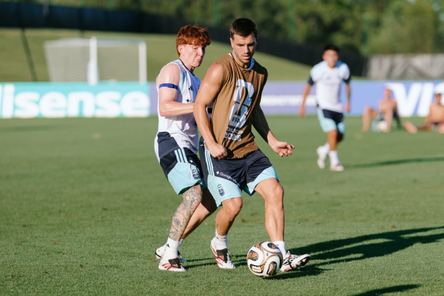 Lo Celso con la pelota ante la marca de Barco en la pr&aacute;ctica dominical de la Selecci&oacute;n.