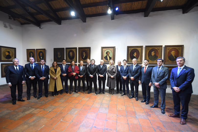 El presidente Javier Milei junto a los gobernadores aliados.