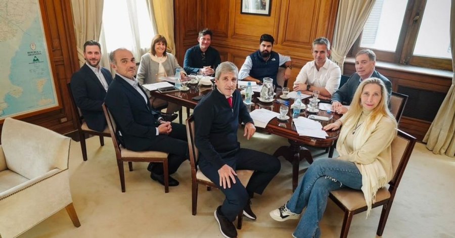 NUEVO CONCLAVE. Diego Santilli en su primera reuni&oacute;n de mesa pol&iacute;tica c&oacute;mo jefe de Gabinete.
