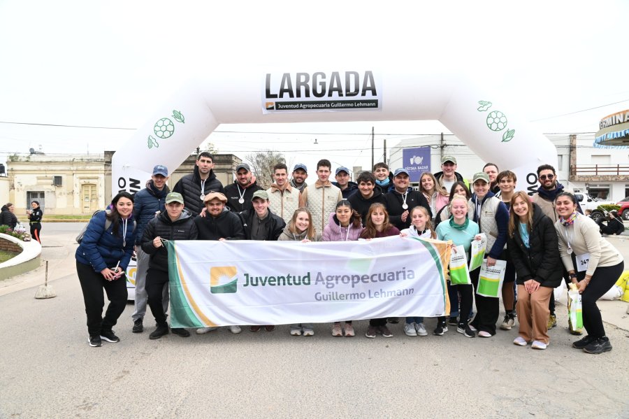 Los integrantes de la Juventud de La Lehmann que se hicieron cargo de la organizaci&oacute;n de la carrera en Sarmiento. (FOTO CGL)