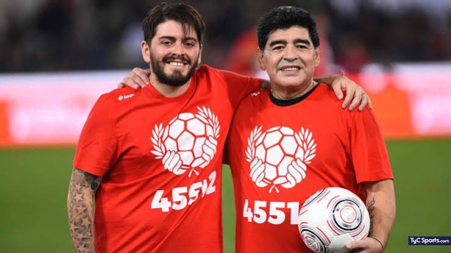 Diego Maradona Junior, junto a su padre.