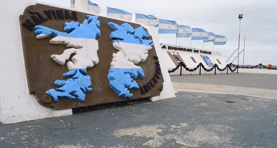 Uno de los Monumentos a los H&eacute;roes de Malvinas en la ciudad de R&iacute;o Grande.
