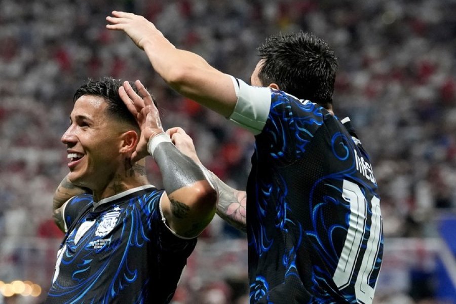 QUE GOLAZO! Enzo Fern&aacute;ndez festeja el 1 a 1 junto a Messi.