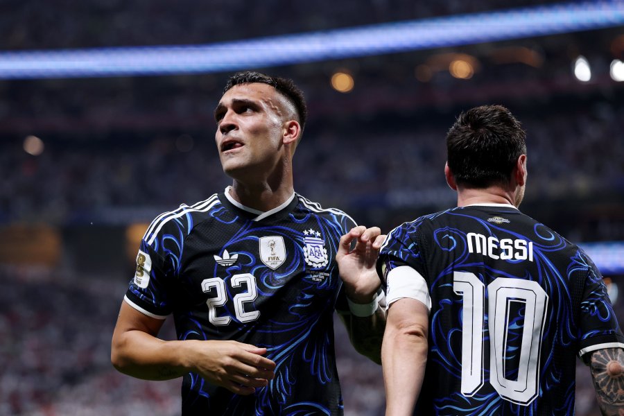 Lautaro Martinez y Messi en un emotivo desahogo (foto Selecci&oacute;n Argentina).
