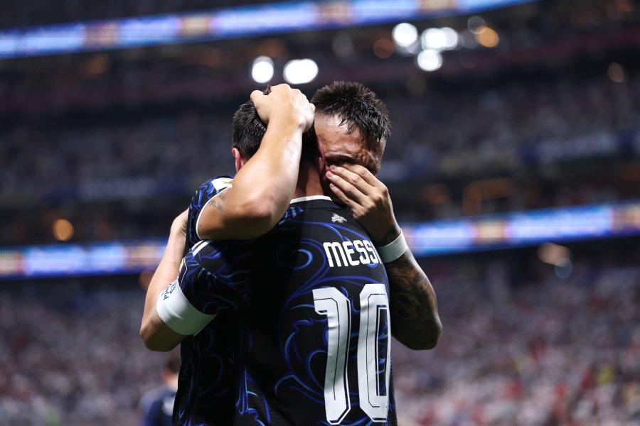 ABRAZO EMOCIONADO. Messi junto a Lautaro luego del segundo gol.