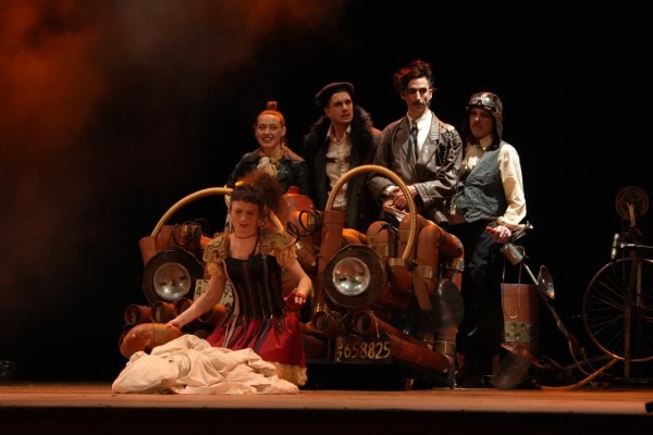 Una multitud festej&oacute; el triunfo de Argentina en el centro y celebr&oacute; el comienzo del Festival de Teatro