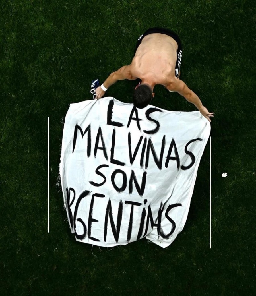 La bandera que desplegaron los jugadores argentinos