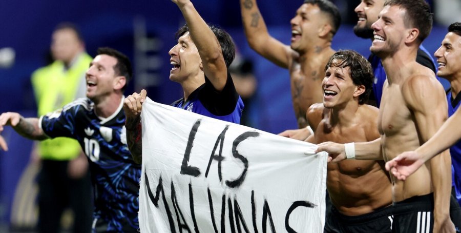 POLEMICA. El festejo en la cancha con la bandera.