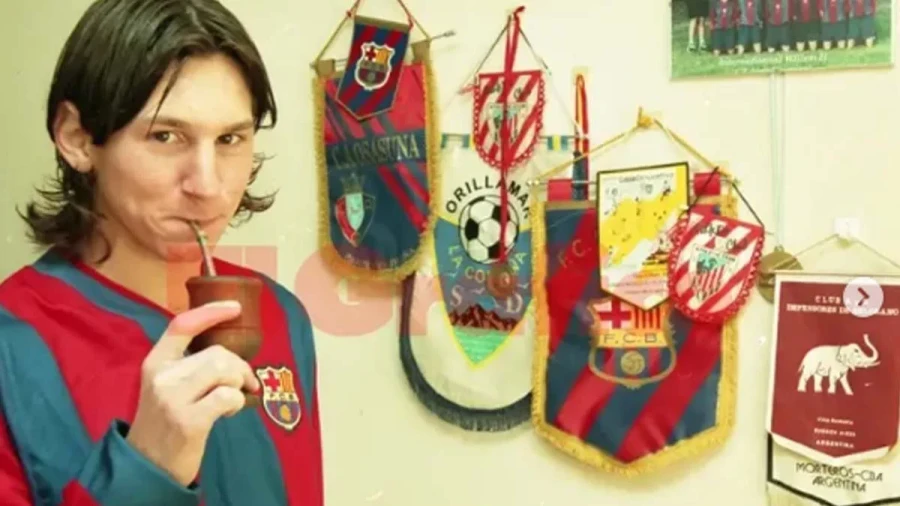 Entre recuerdos europeos y escudos del Barcelona, el joven Lionel colg&oacute; en su pared el bander&iacute;n de Morteros.