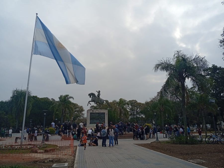 Al pie del Monumento de San Mart&iacute;n de la Plaza 25 de Mayo, las familias rafaelinas compartieron una tarde en busca de las figuritas para completar el &aacute;lbum del Mundial.