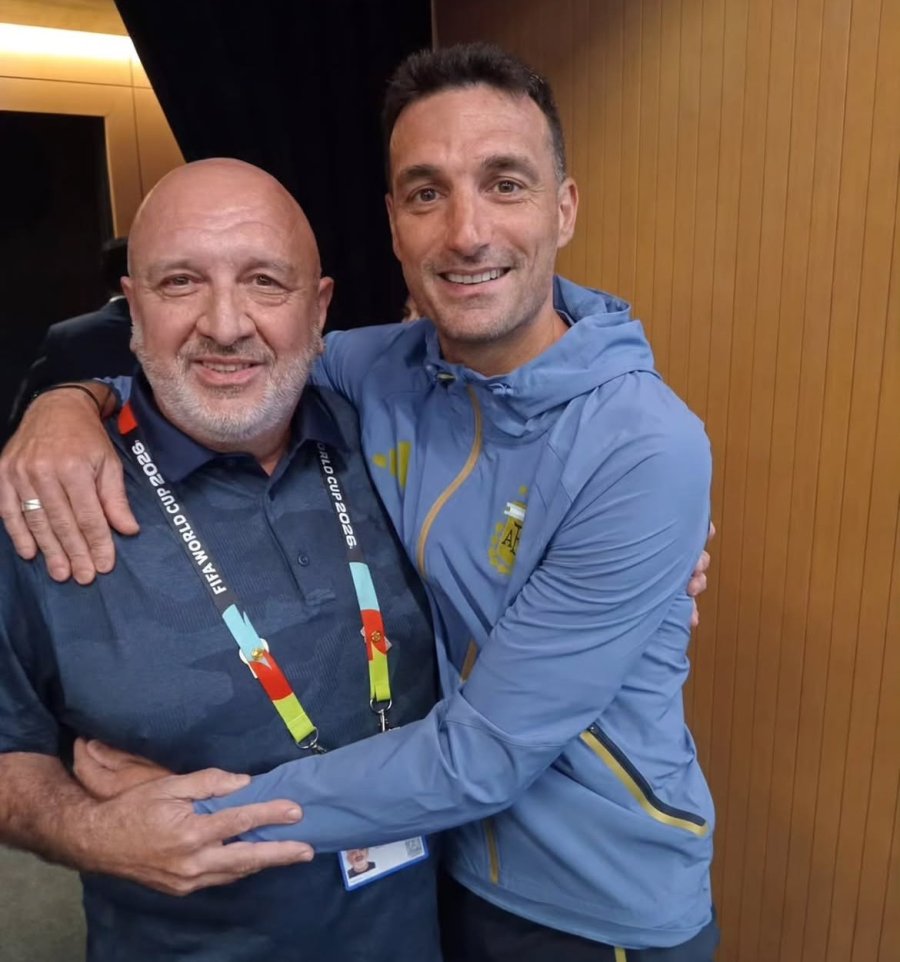 Santafesinos, un rafaelino y un pujatense; el periodista N&eacute;stor Clivati junto al t&eacute;cnico de la Selecci&oacute;n argentina, Lionel Scaloni.
