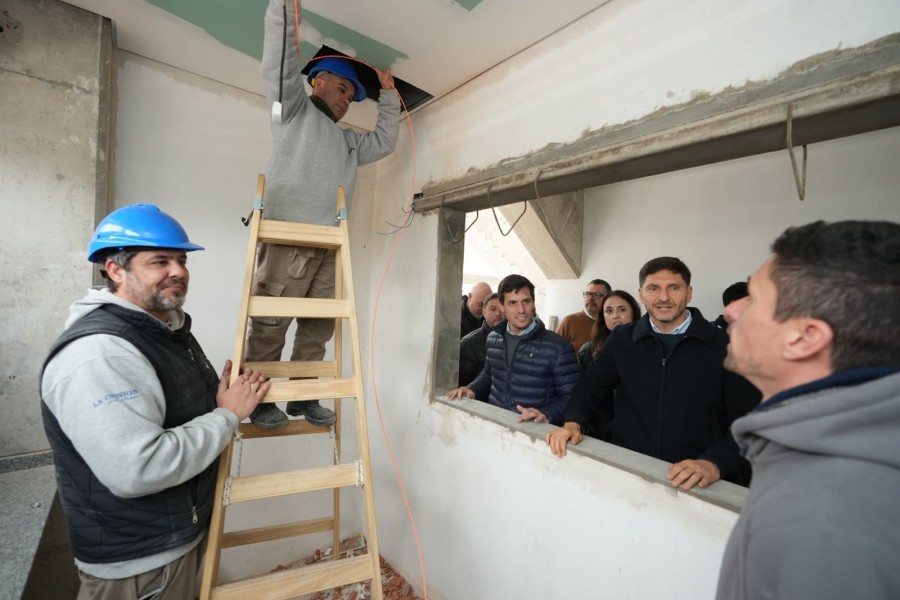 El gobernador Maximiliano Pullaro y el intendente, Leonardo Viotti, dialogan con trabajadores que integran el equipo dedicado a la construcci&oacute;n del microestadio. (FOTO SCS)