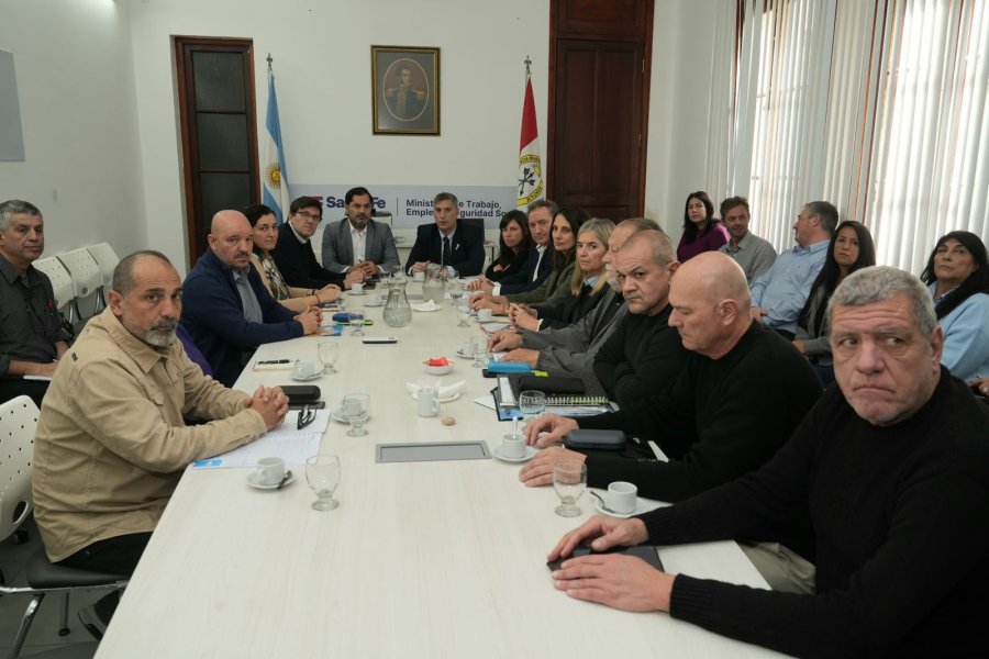OTRA VEZ CARA A CARA. Las negociaciones entre el gobierno santafesino y los gremios se retoman ma&ntilde;ana mientras se espera que se conozco una oferta de mejora salarial.