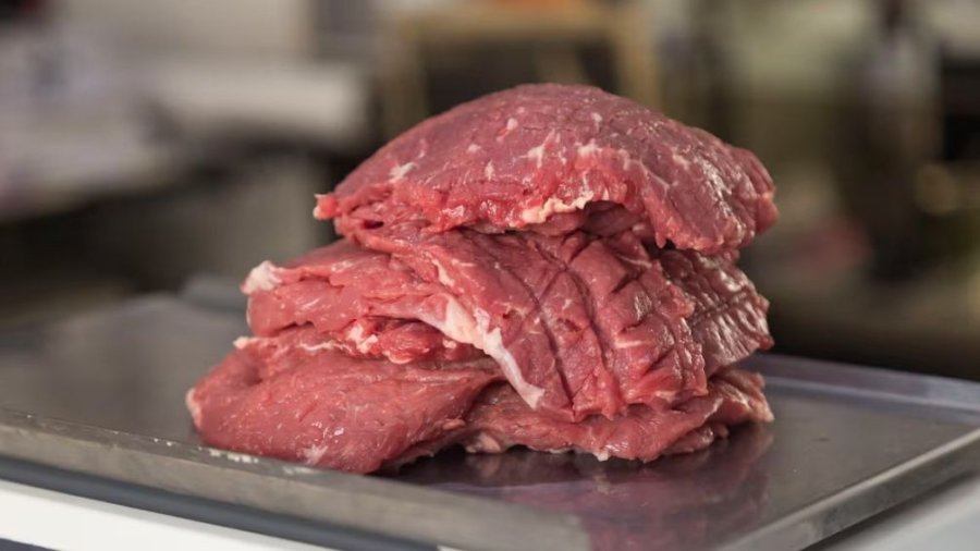 EN CAIDA. La ca&iacute;da del poder adquisitivo, la suba del precio relativo de la carne vacuna y el mayor peso de las exportaciones explican el retroceso del abastecimiento interno.