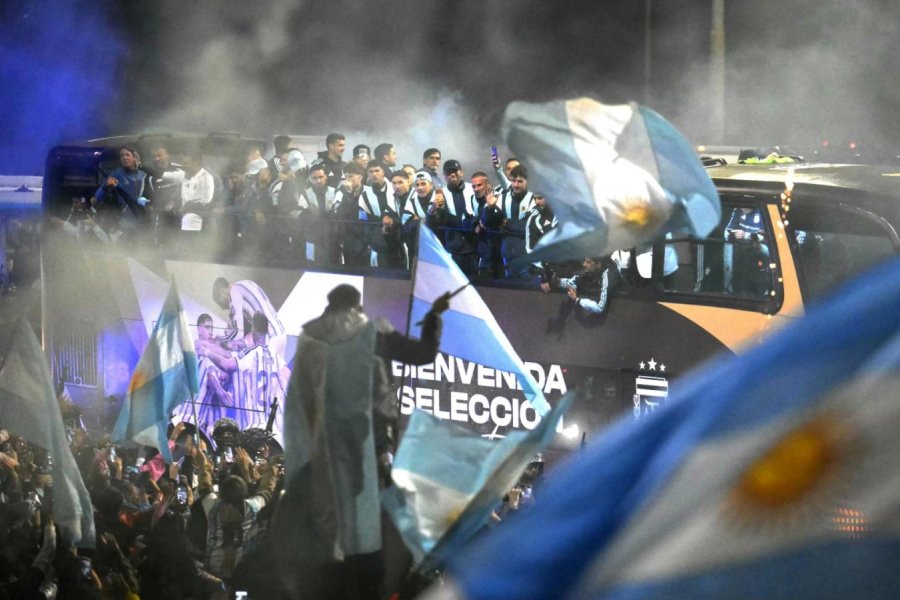La Selecci&oacute;n Argentina pase&oacute; en un descapotable y ya est&aacute; en el predio de Ezeiza