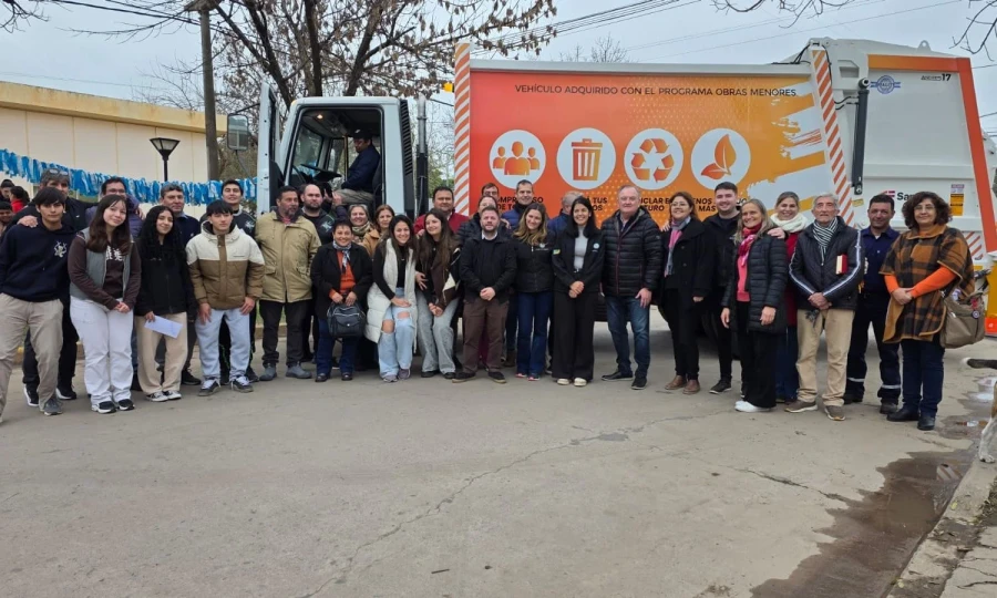 Las autoridades junto a la flamante unidad.