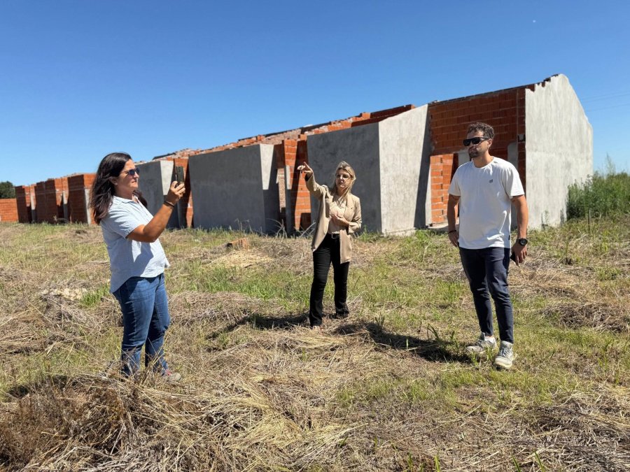 Con la recorrida a las 42 viviendas concluy&oacute; la visita del Gobernador.