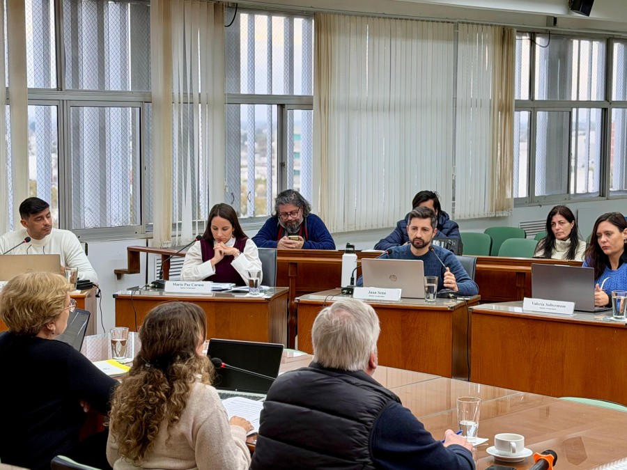 Bravino y Barbero, de espaldas, responden ante los planteos de los concejales del bloque opositor del PJ. (FOTO PRENSA CONCEJO)