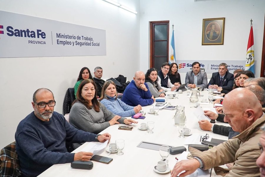 DECIDEN LOS MAESTROS. El gobierno present&oacute; su propuesta y tanto Amsafe como Sadop la pusieron a consideraci&oacute;n de los docentes santafesinos.