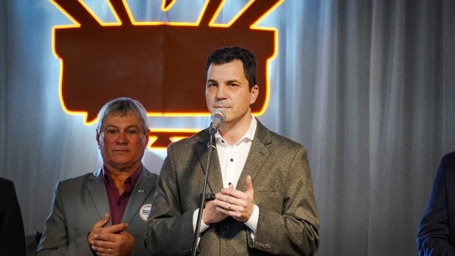 El presidente comunal, Mauro Gilabert, ofreciendo la bienvenida.