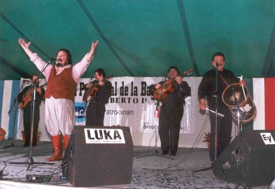 Horacio Guarany durante una presentaci&oacute;n