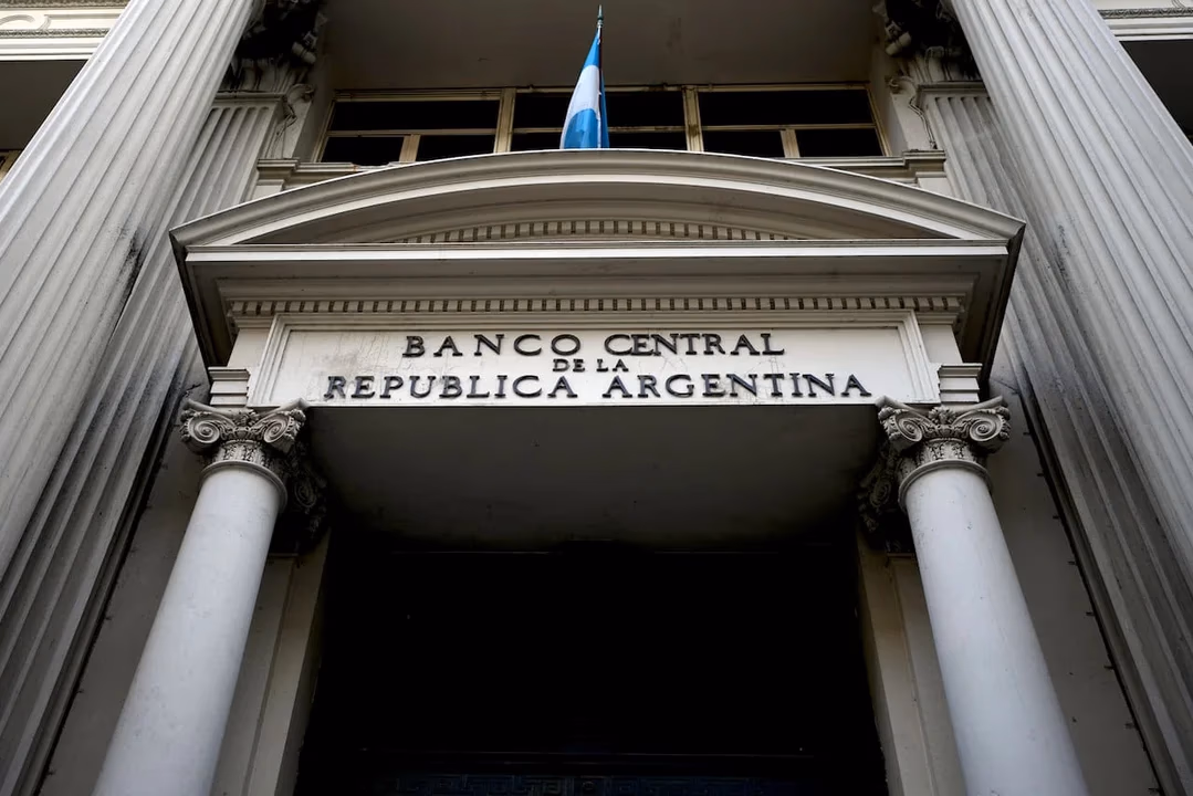 El Banco Central habilit&oacute; el pago de los sueldos en d&oacute;lares.