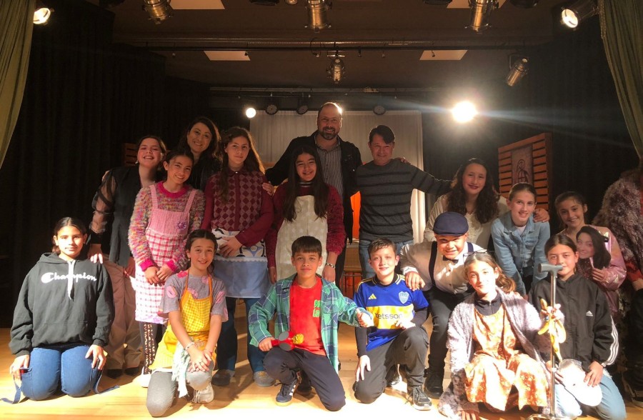 El grupo que participa de la expresi&oacute;n teatral junto al Presidente Comunal.