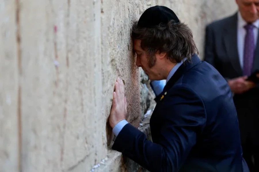 El presidente Javier Milei en el Muro de los Lamentos.