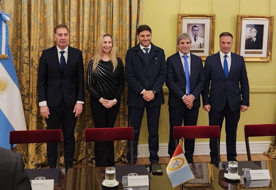 El gobernador Maximiliano Pullaro, el mi&eacute;rcoles pasado, en Casa Rosada con la todo poderosa secretaria General de la Presidencia, Karina Milei.