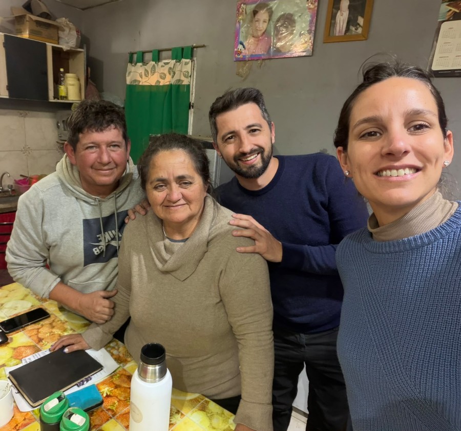 Paz Caruso y Juan Senn junto a vecinos durante una de las recorridas.