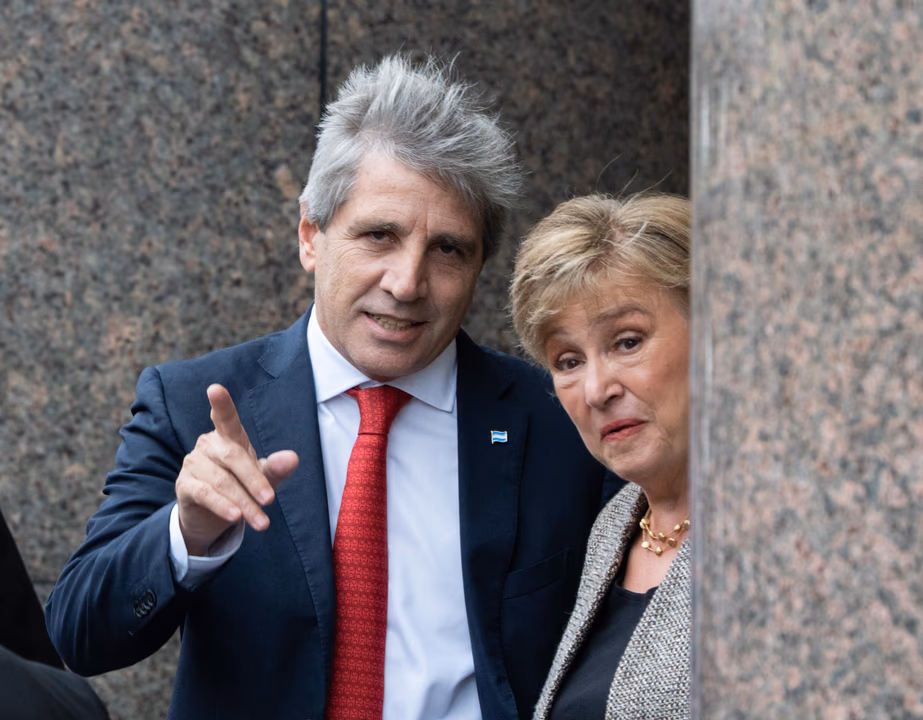 Caputo y Georgieva en el ingreso al Ministerio de Econom&iacute;a.