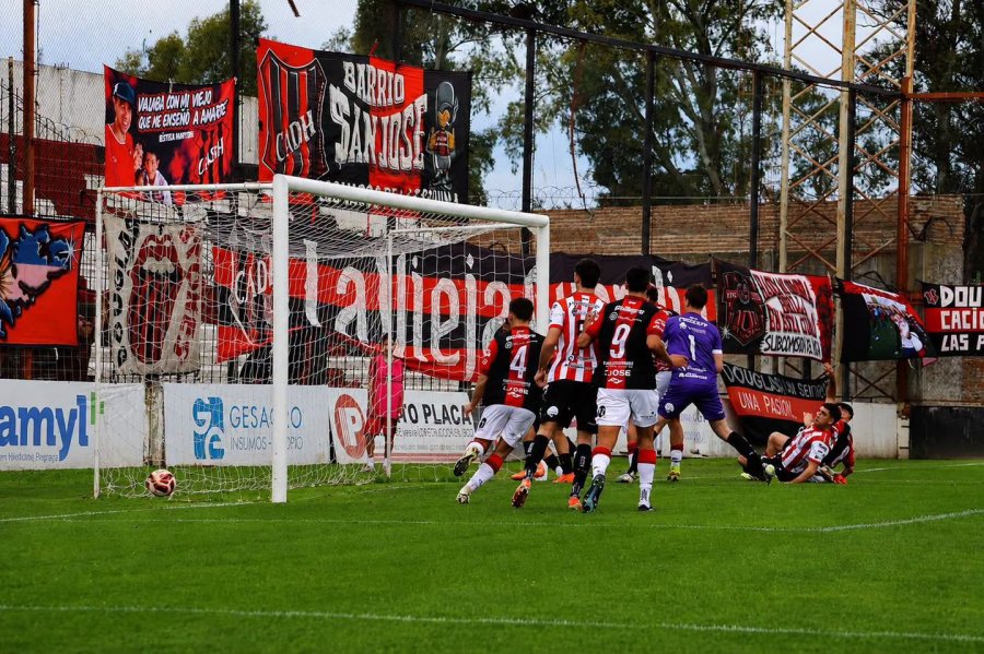 Uno de los goles de Douglas Haig, el domingo &uacute;ltimo, en la victoria como local sobre 9 de Julio de Rafaela.
